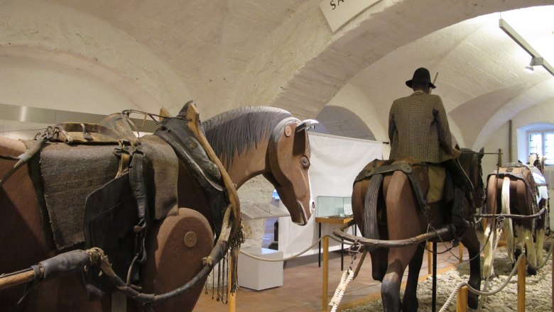 Schifffahrtsmuseum Spitz, © Jutta Mucha-Zachar Ausstellung im Schifffahrtsmuseum Spitz mit Pferdefiguren und Reiter.