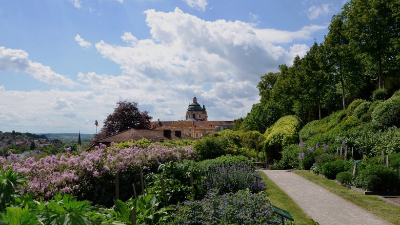 Stiftspark Melk Paradiesgarten im Frühling mit Blick auf das Stift Melk c Stift Melk Foto Brigitte Kobler Pimiskern, © Stift Melk, B.Kobler-Pimiskern Frühlingsgarten mit Blick auf das Stift Melk.