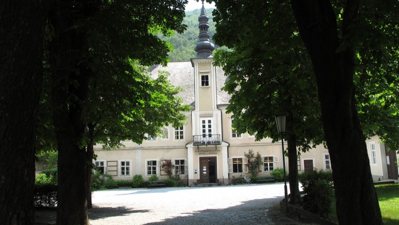Schifffahrtsmuseum Spitz mit Allee, © Donau NÖ Tourismus/BF Schifffahrtsmuseum Spitz mit Allee, © Donau NÖ Tourismus/BF