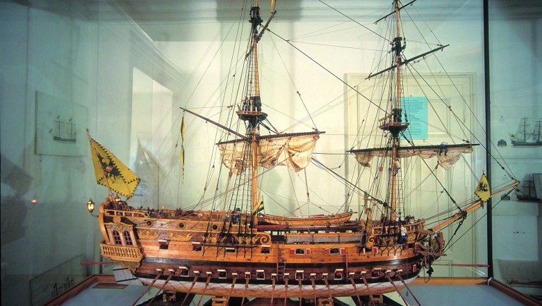 Schifffahrtsmuseum, © Schifffahrtsmuseum Modell eines historischen Segelschiffs in einer Glasvitrine im Schifffahrtsmuseum.