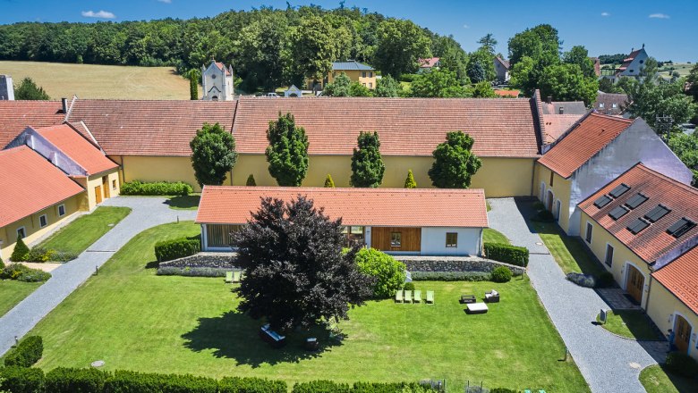 Meierhof von oben mit Langhaus, © Schüttkasten Geras/Franz Gleiss Meierhof von oben mit Langhaus, © Schüttkasten Geras/Franz Gleiss
