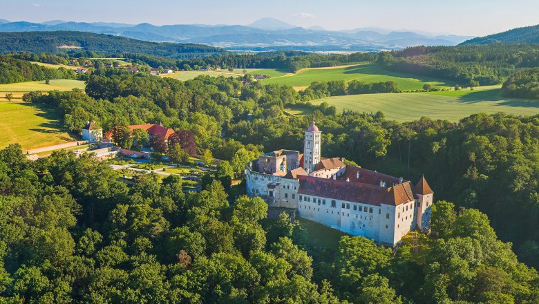 Renaissanceschloss Schallaburg, © Alexander Kaufmann Luftaufnahme der Schallaburg inmitten grüner Landschaft.