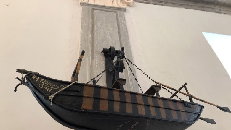 Ausstellungsobjekt im Schifffahrtsmuseum, © Donau Nö Tourismus/JS Modell eines historischen Ruderbootes an der Wand eines Museums ausgestellt.