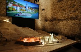 Modell von Dürnstein mit beleuchtetem Stift und Foto im Hintergrund.