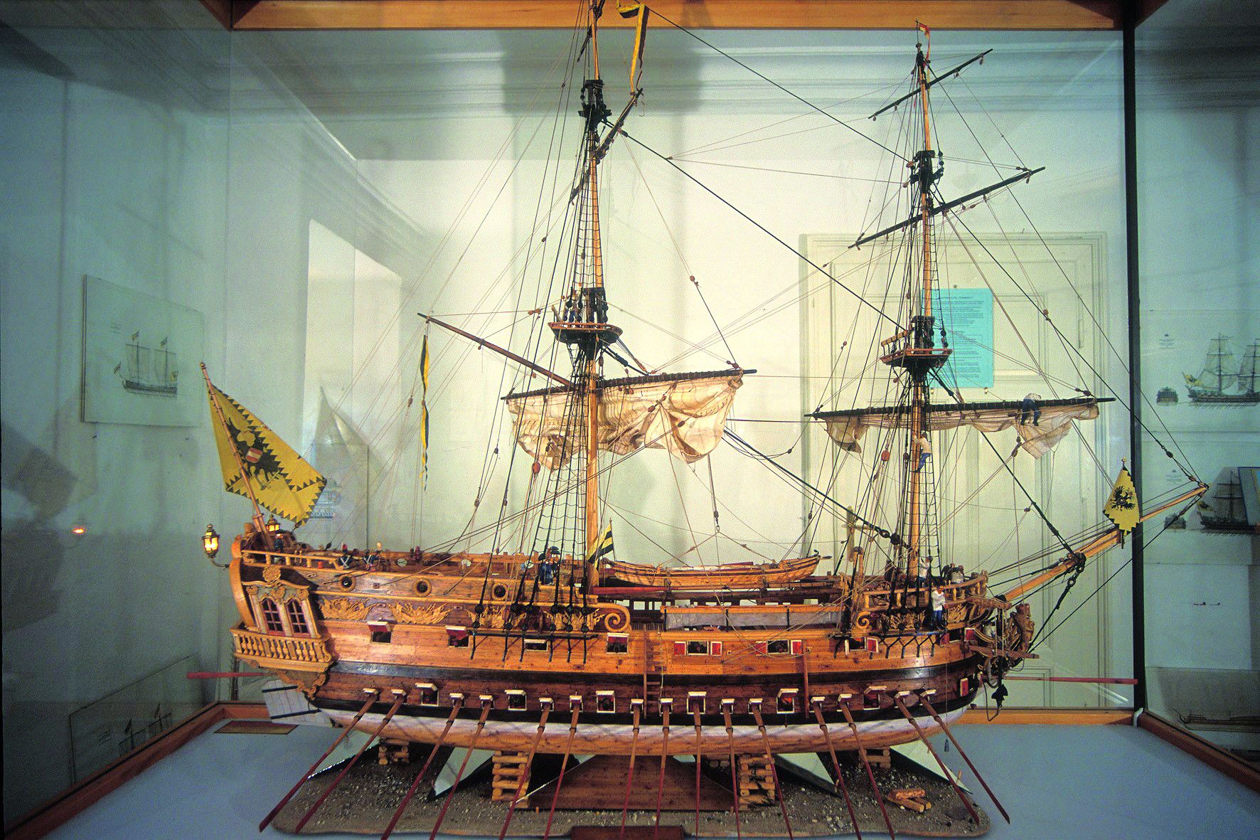 Modell eines historischen Segelschiffs in einer Glasvitrine im Schifffahrtsmuseum.