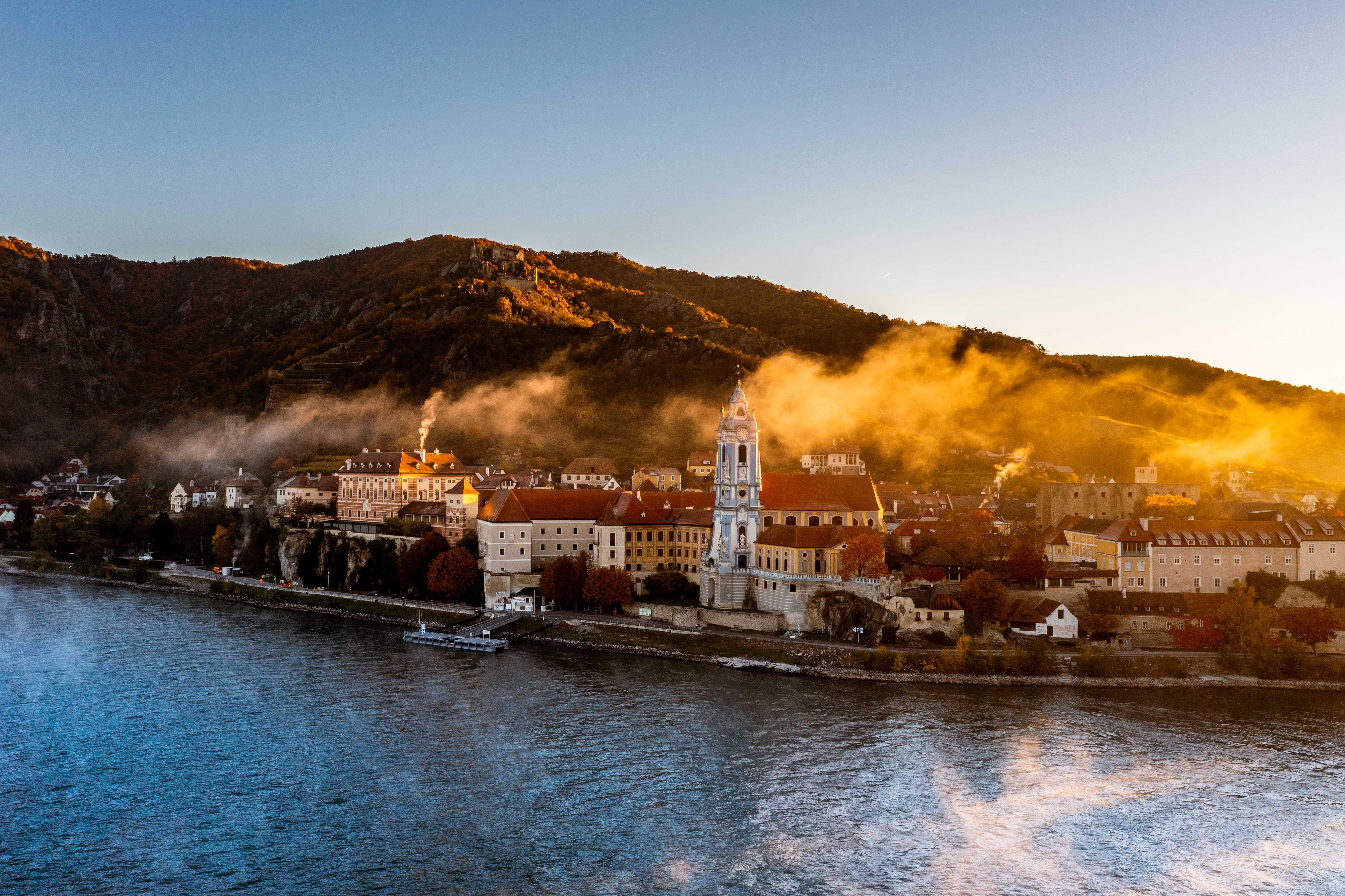 Stift Dürnstein im Herbstnebel