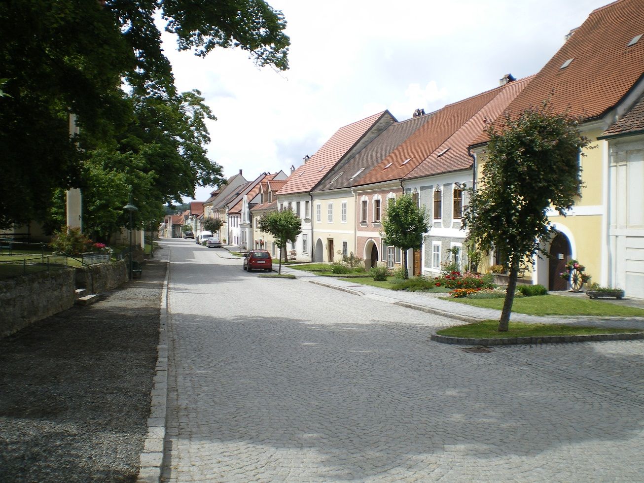 Straße in Drosendorf Stadt mit historischen Häusern und Bäumen.