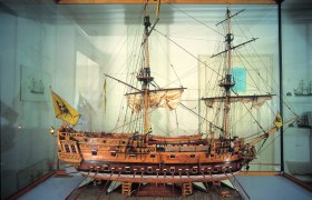 Modell eines historischen Segelschiffs in einer Glasvitrine im Schifffahrtsmuseum.