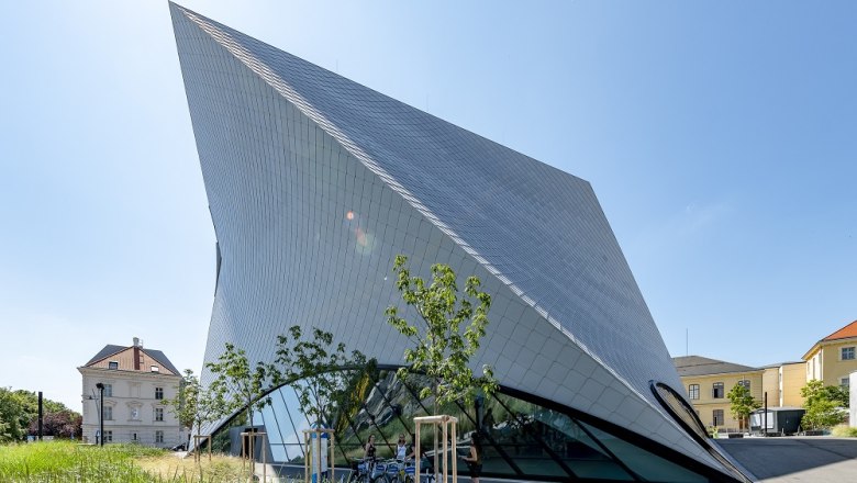 Moderne Architektur der Landesgalerie Niederösterreich mit schrägen Linien und Glasfassade.