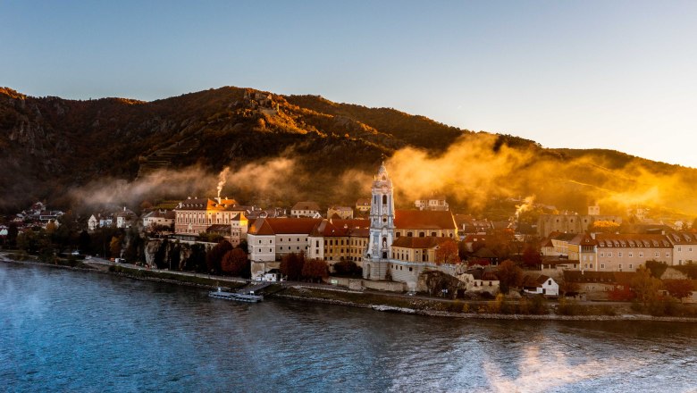 Stift D&uuml;rnstein im Herbstnebel