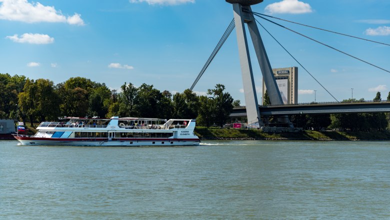 MS Kaisering Elisabeth auf der Donau bei Bratislava. Im Hintergrund eine Br&uuml;cke.