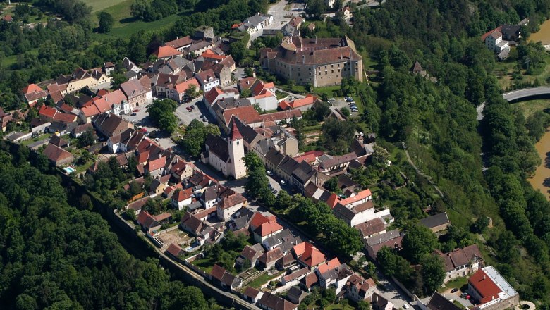Luftaufnahme von Drosendorf Stadt mit historischen Gebäuden und grüner Umgebung.