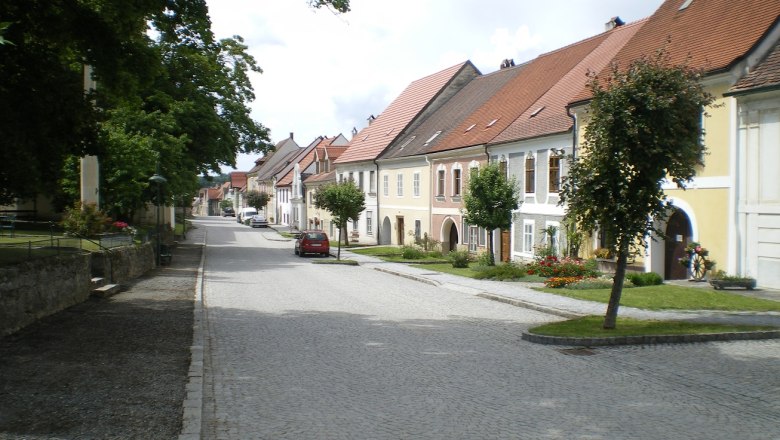 Straße in Drosendorf Stadt mit historischen Häusern und Bäumen.