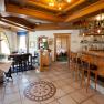 Gem&uuml;tliche Hotelbar mit Holzm&ouml;beln und dekorativem Fliesenboden.