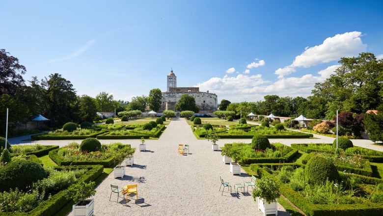 Blick auf die Schallaburg mit gepflegtem Garten im Vordergrund.