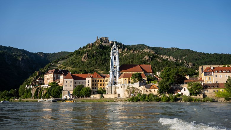 Stift D&uuml;rnstein vom Wasser aus